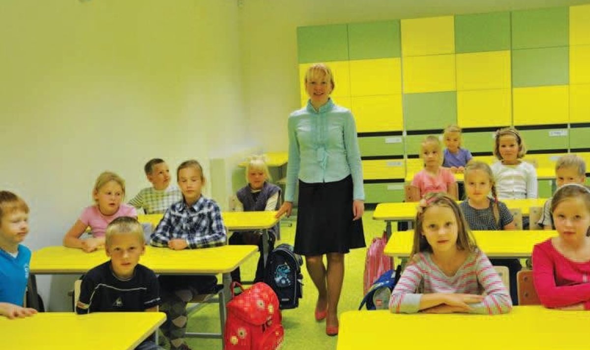 Lapsed on rõõmsad ja klassijuhataja Sirje Plovits on rõõmus – 1A klassi esimene koolinädal uues koolis läbi. Nüüd koju. Et esmaspäeval taas kohtuda – samm-sammult hakkab uus kool ja uued õpilased astuma tavarütmi. Foto: Ülo Russak