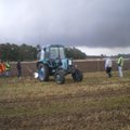 Olustvere mehed päästsid künnimeistri traktori oksjonist