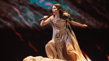 Что с кожей? Представительница от Украины на Евровидении Jerry Heil снялась топлес в Каннах