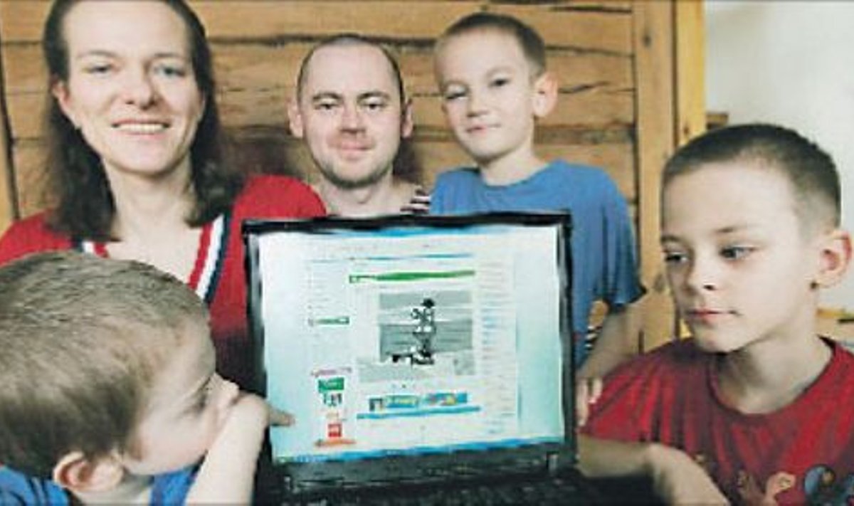 Perekond Leoste avatud lastekaga arvuti ümber: Leo, pereema Janika, pereisa Leo, Johan ja Karl.