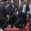 VIDEO: Zimbabwe minister 90-aastase presidendi kukkumisest: isegi Jeesus oleks selles olukorras komistanud