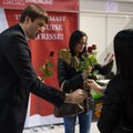 Соцдемы проведут акцию против неравных зарплат — будут дарить людям на улице красные розы