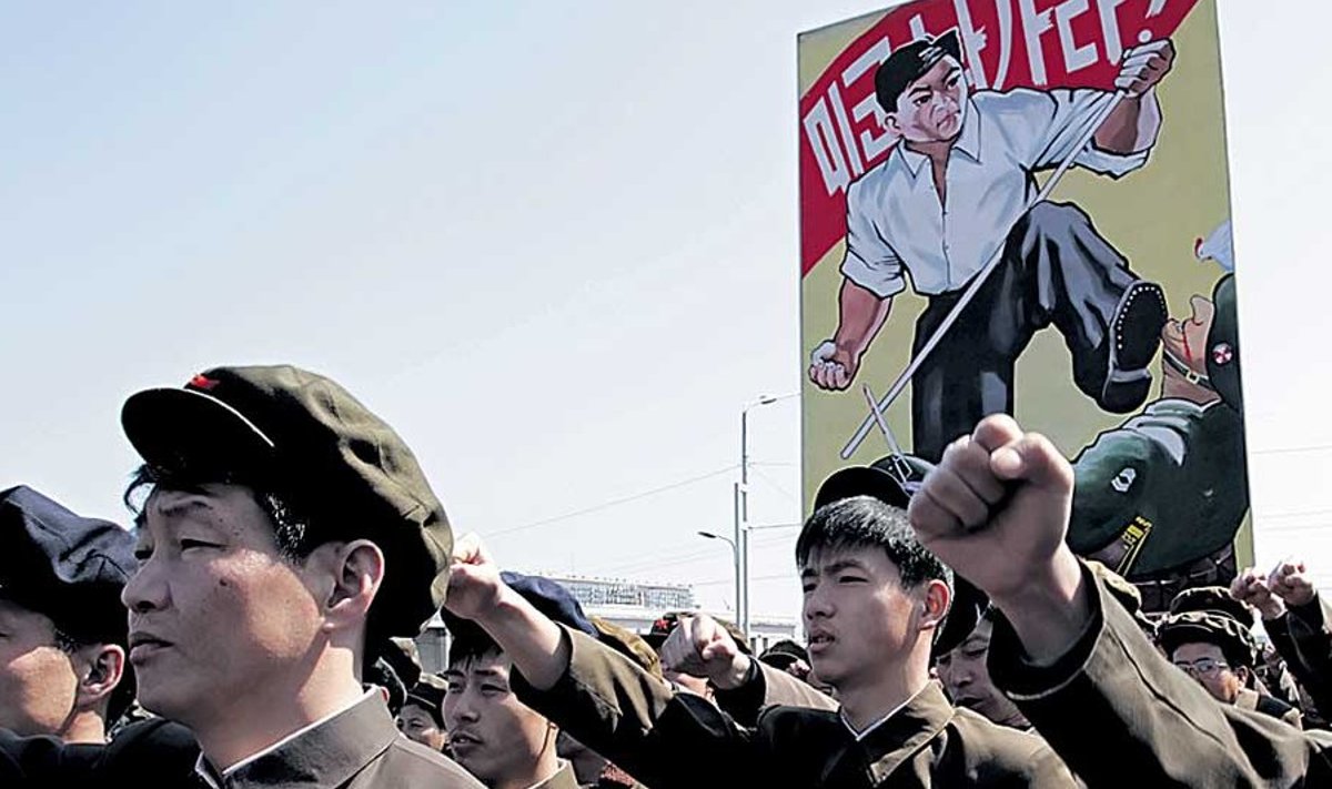Kümned tuhanded põhjakorealased kogunesid pealinna Pyongyangi, et avaldada toetust oma noore juhi Kim Jong-uni kutsele haarata relvad.