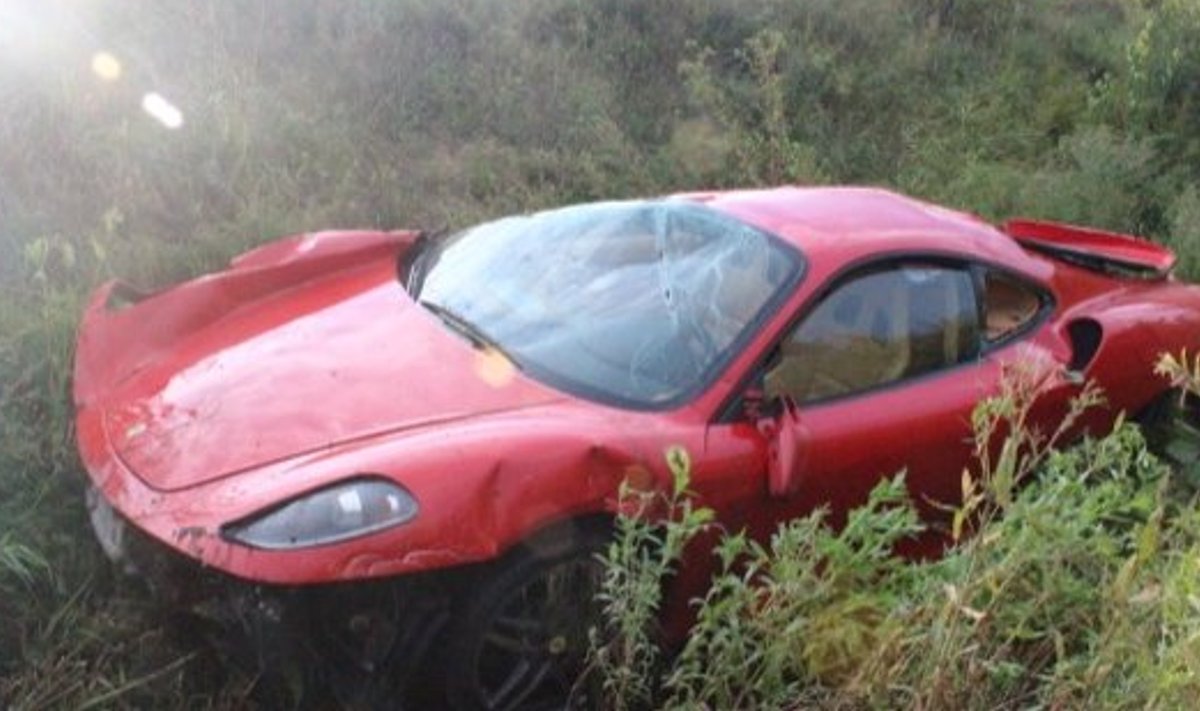 Viljandimaal kraavi sõitnud Ferrari rullus üle katuse.
