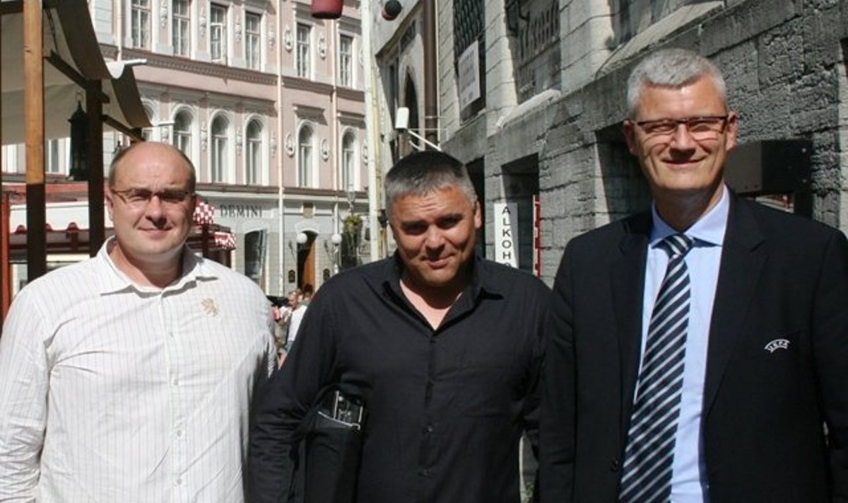 Pildil Nõmme linnaosa vanem Erki Korp, Nõmme Kalju president Kuno Tehva ja UEFA delegaat Christian Kofoed. (Foto: Tiina Lättemäe)