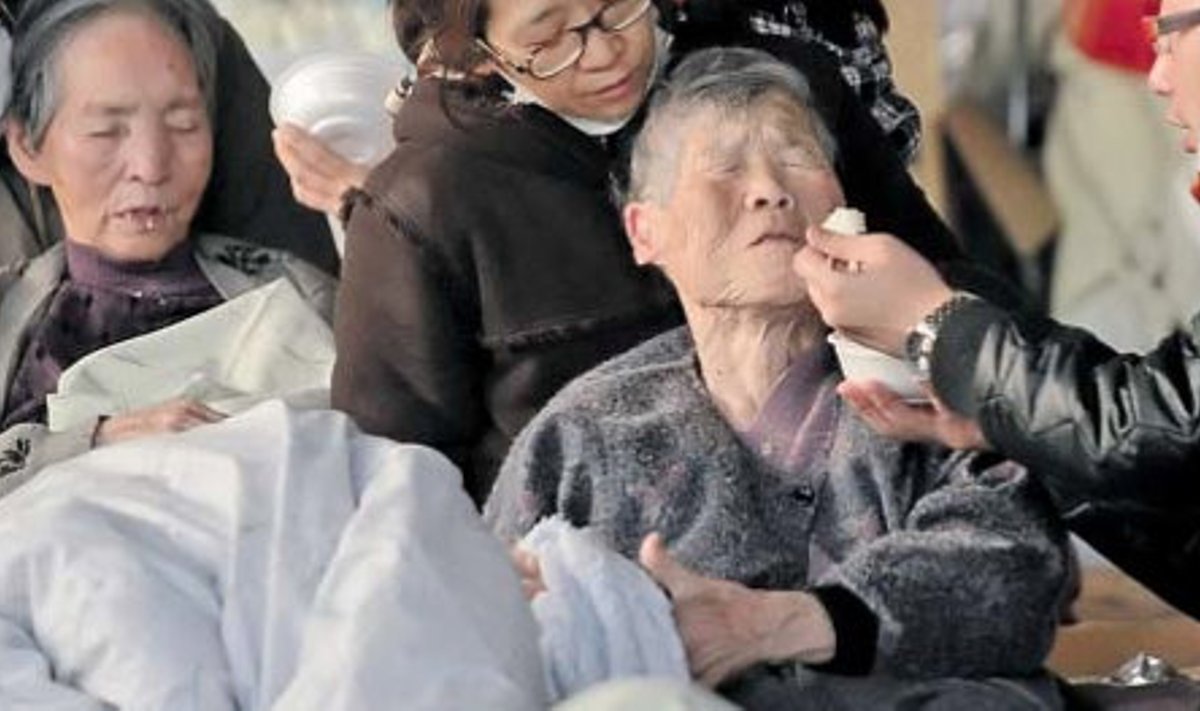 Vanurid saavad toitu ja hoolitsust ühes varjupaigas Kesennuma linnas Miyagi prefektuuris Kirde-Jaapanis, mida tsunami kõige enam räsis.