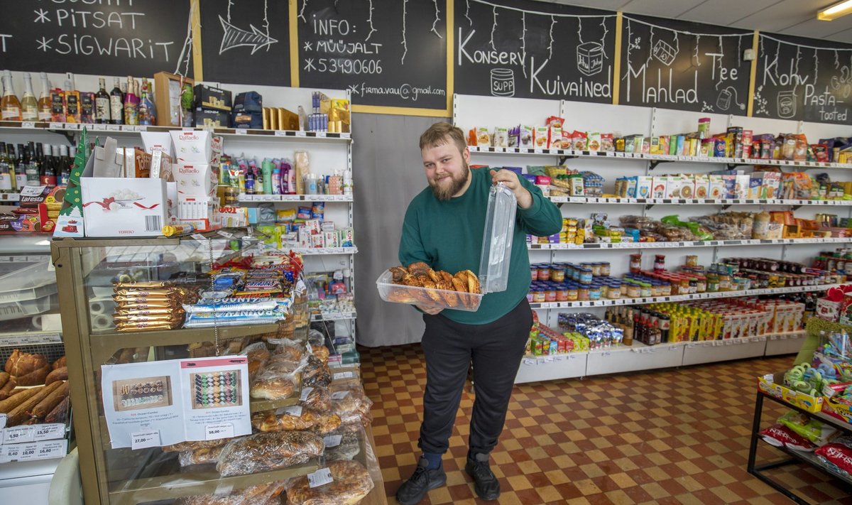 Продавец Кохтла-Ныммеского магазина Райнер Метскюла предлагает пирожки.
