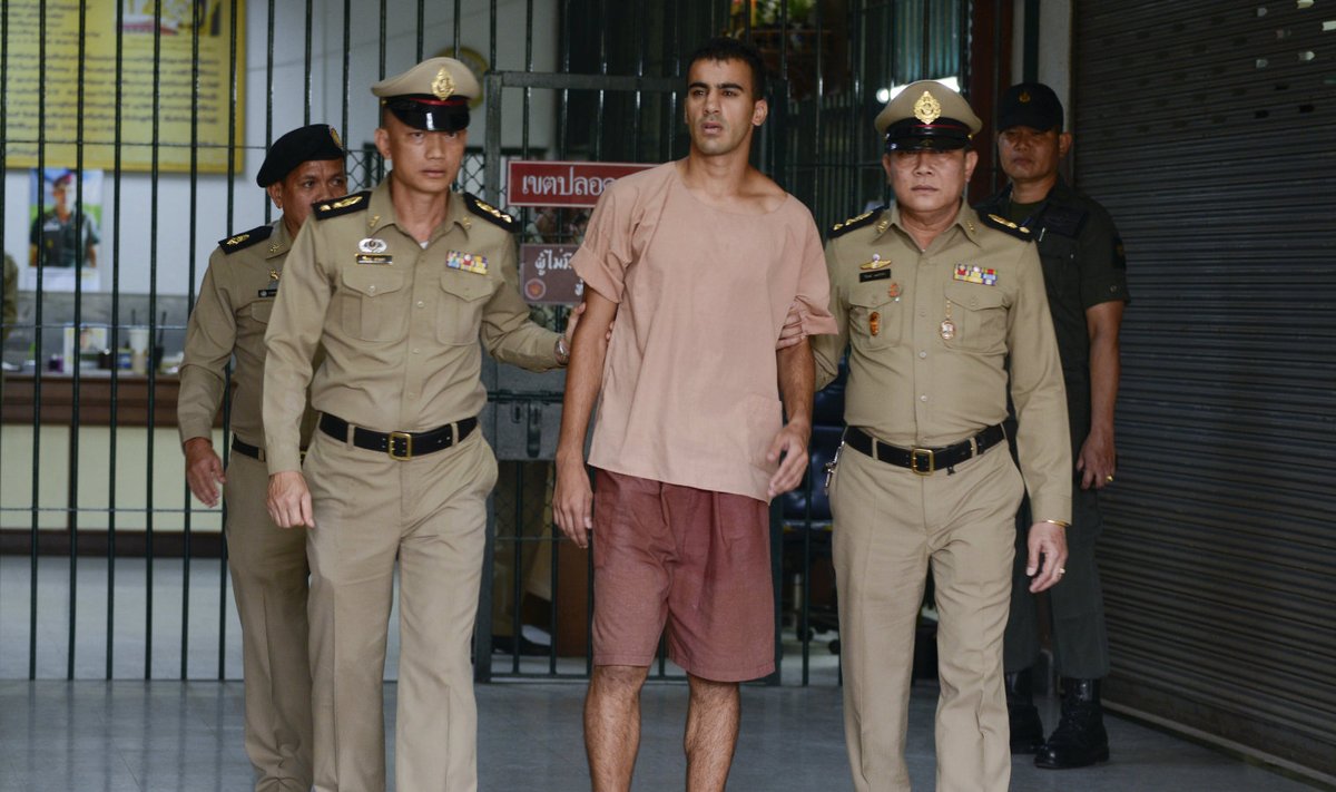 Hakeem al-Araibi toodi Bangkokis kohtu ette paljajalu ja raudades