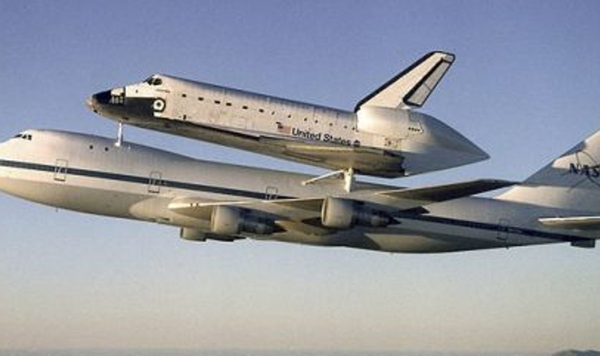 Kosmosesüstik Atlantis ümberehitatud Boeing 747 turjal