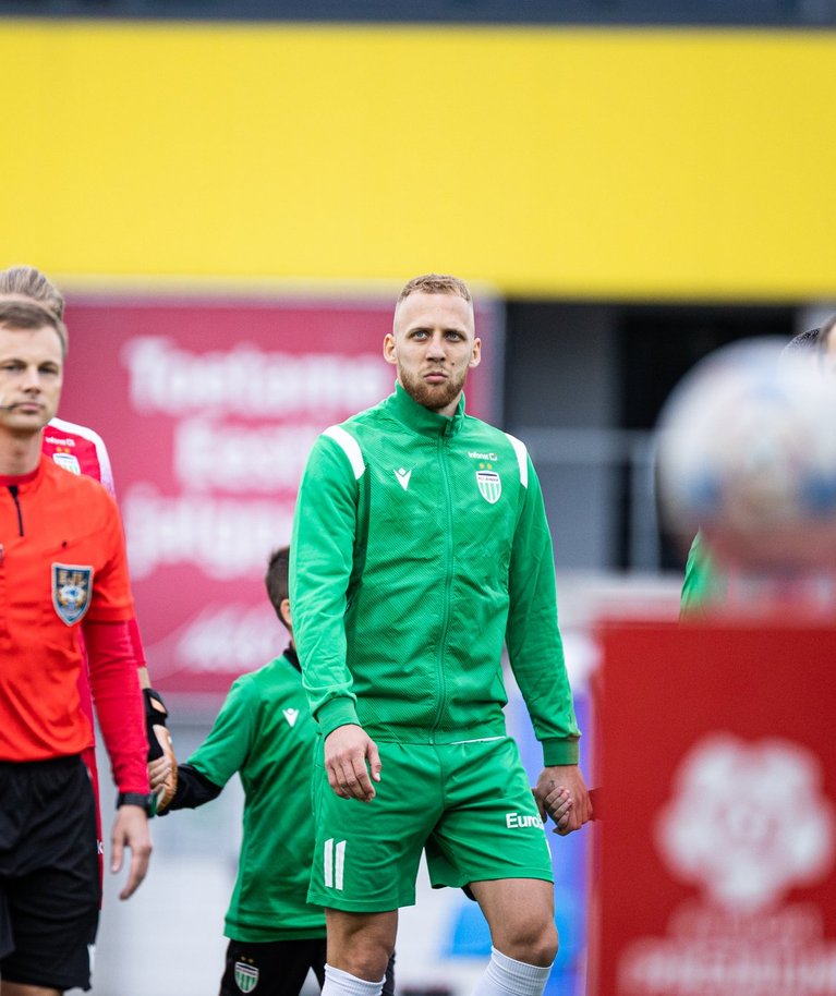 Mihkel Ainsalu (keskel) on Levadia keskväljal olulises rollis ning meeskond nopib järjepanu tähtsaid võite.