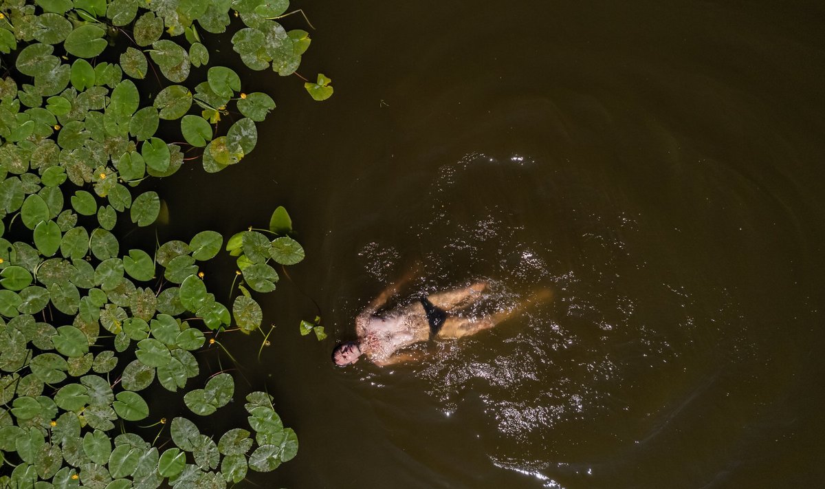 KOLK HÕLJUMAS: Luuletaja Jüri Kolk õppis ujuma üsna kõrges eas.