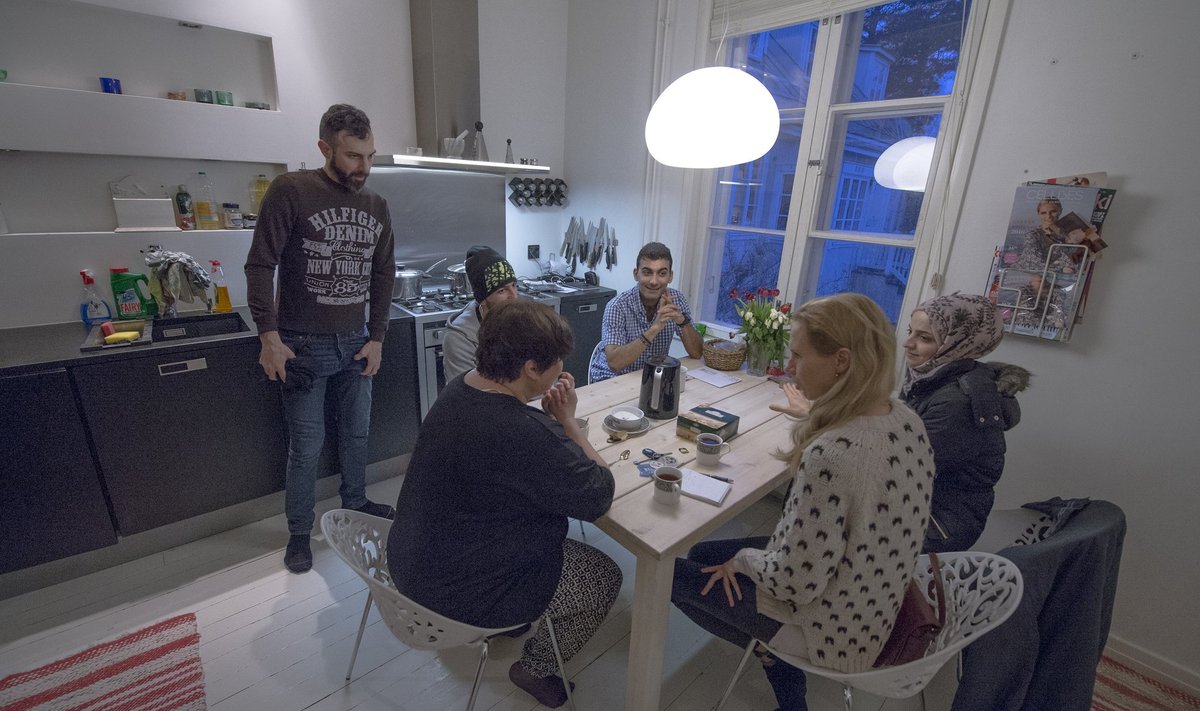 Bodil Rosengren istub oma köögis laua taga, kuhu on oodatud ka Adam (akna ääres siniseruudulises särgis) ja tema sõbrad (pearätikus Anfal, püsti seisab Yles tõlgina töötav Yassir ja mütsiga istub laua taga Anfali vend Abather).