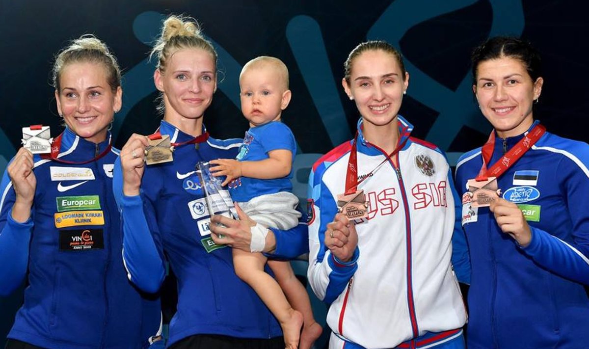 Katrina Lehis pisipojaga ning teised medalinaised Kristina Kuusk, Violetta Kolobova ja Julia Beljajeva.
