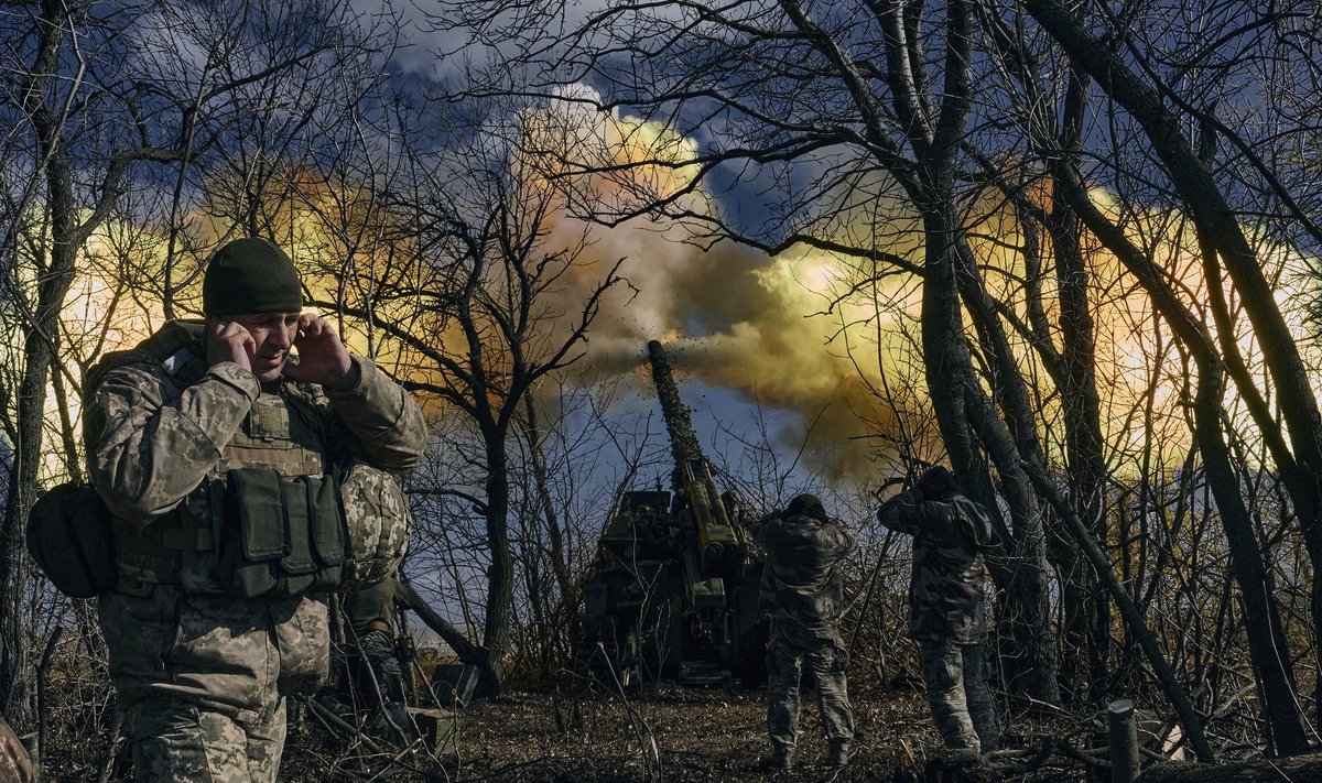 Украинские солдаты на позиции близ Бахмута, 5 марта 2023 года.