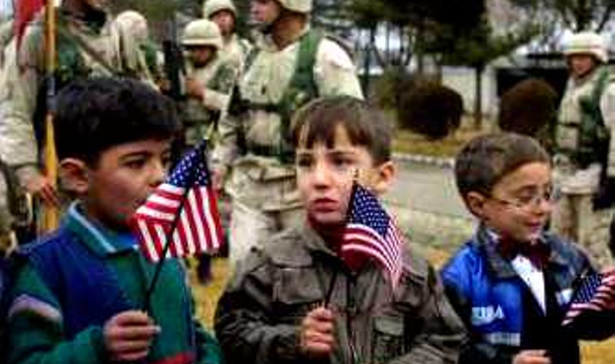 Afgaani lapsed USA saatkonna avamise ajal