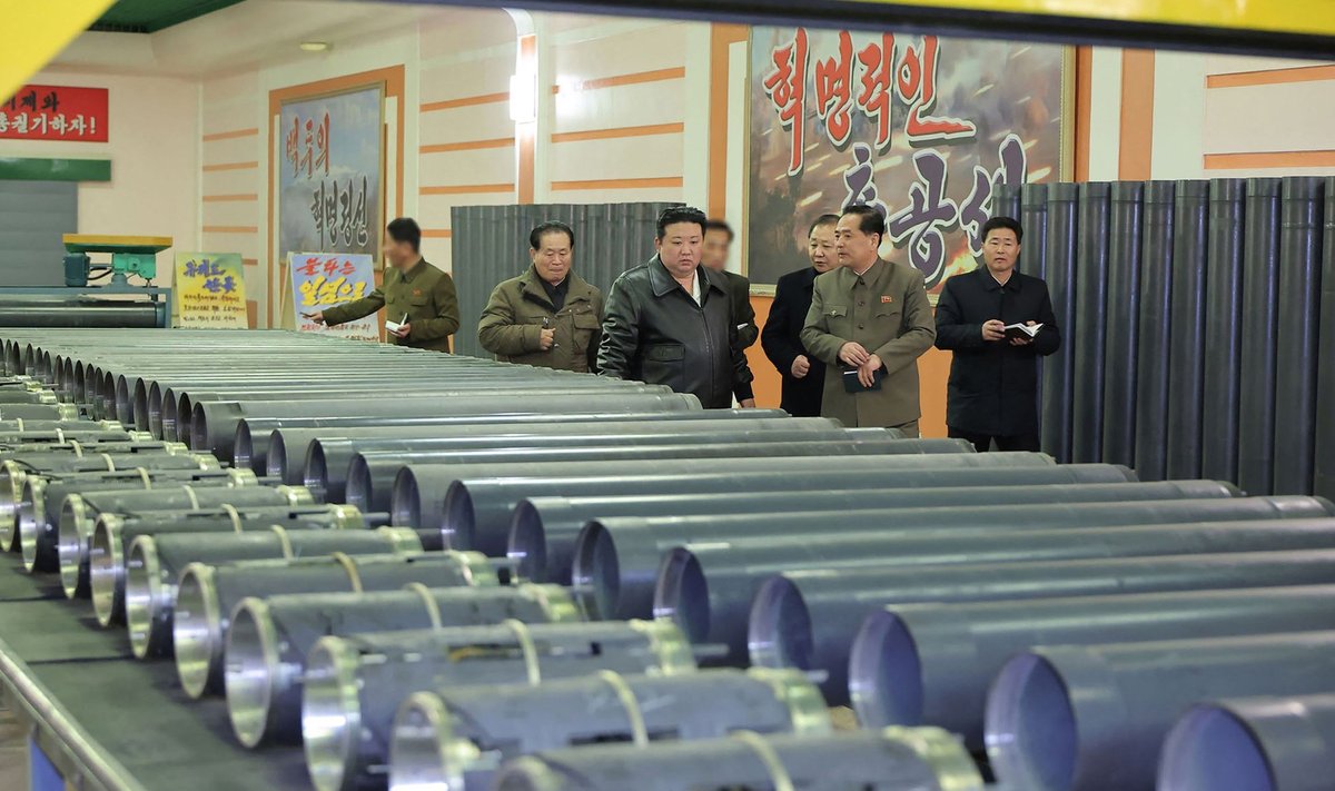 Kim Jong-un laskemoonatehast külastamas