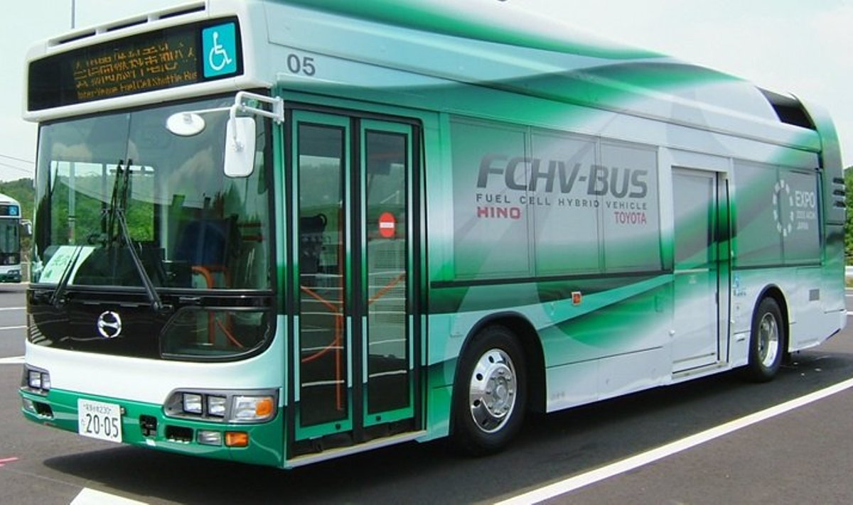 Üks esimesi vesinikuga sõitvaid busse, Toyota FCHV-BUS. (Foto: Gnsin/Wikimedia Commons)
