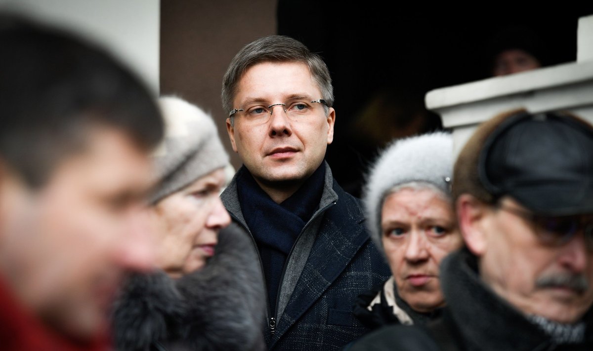 Riia populaarne linnapea Nils Ušakovs veebruari algul tema toetuseks korraldatud meeleavaldusel. Transpordiameti skandaali tõttu palus Ušakovsil tagasi astuda ka Läti riigipea Raimonds Vējonis, kuid Ušakovs ignoreeris palvet.