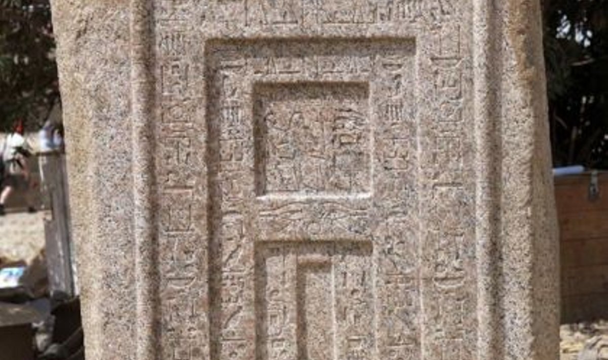 Karnaki templi lähedal päevavalgele tulnud 3500 aasta vanune ukse hauatagusesse ellu.