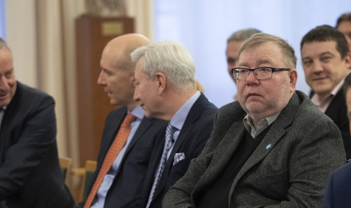 Mart Laar Eesti Pangas Jeffrey Sachsi loengut kuulamas.