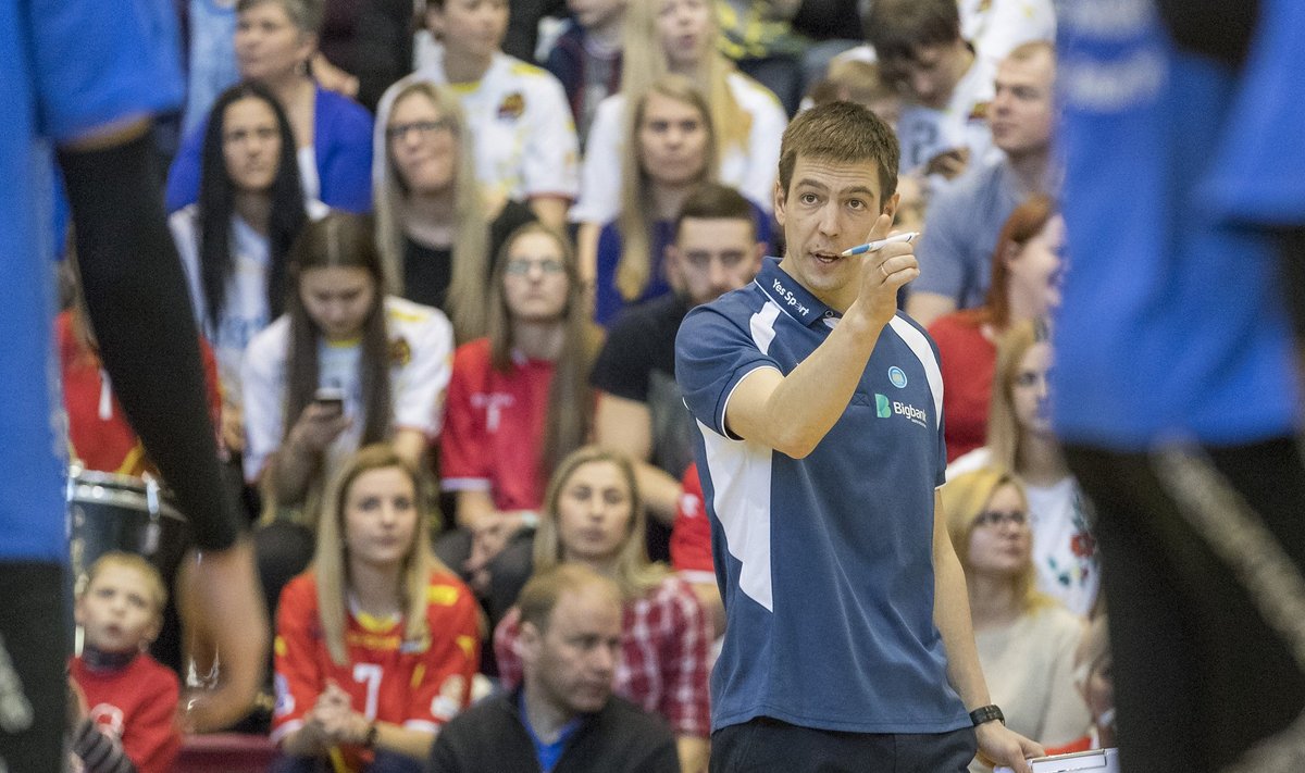 Oliver Lüütsepp Eesti meistrivõistluste finaalis hoolealuseid juhendamas.