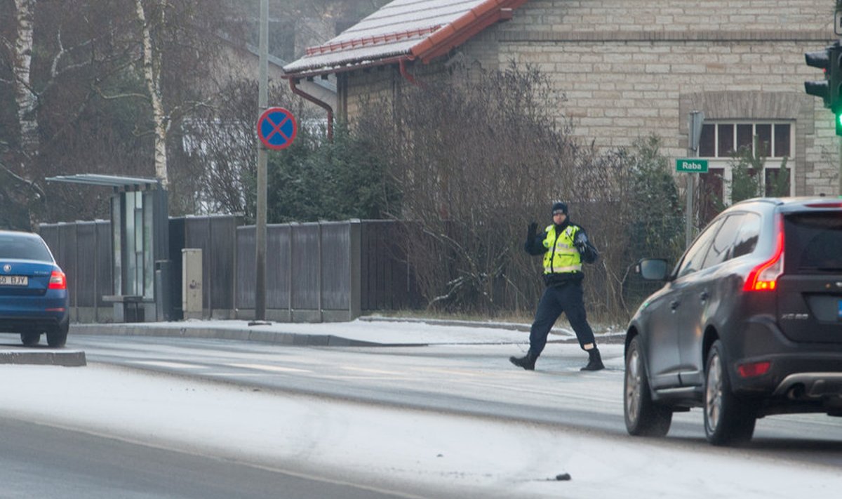 Liiklustalgute ajal mõõtsid patrullipolitseinikud inimeste palvel kiirust ka Tallinnas Vabaduse puiesteel. 