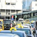 ФОТО и ВИДЕО DELFI: На территории перед Таллиннским портом таксисты игнорируют правила