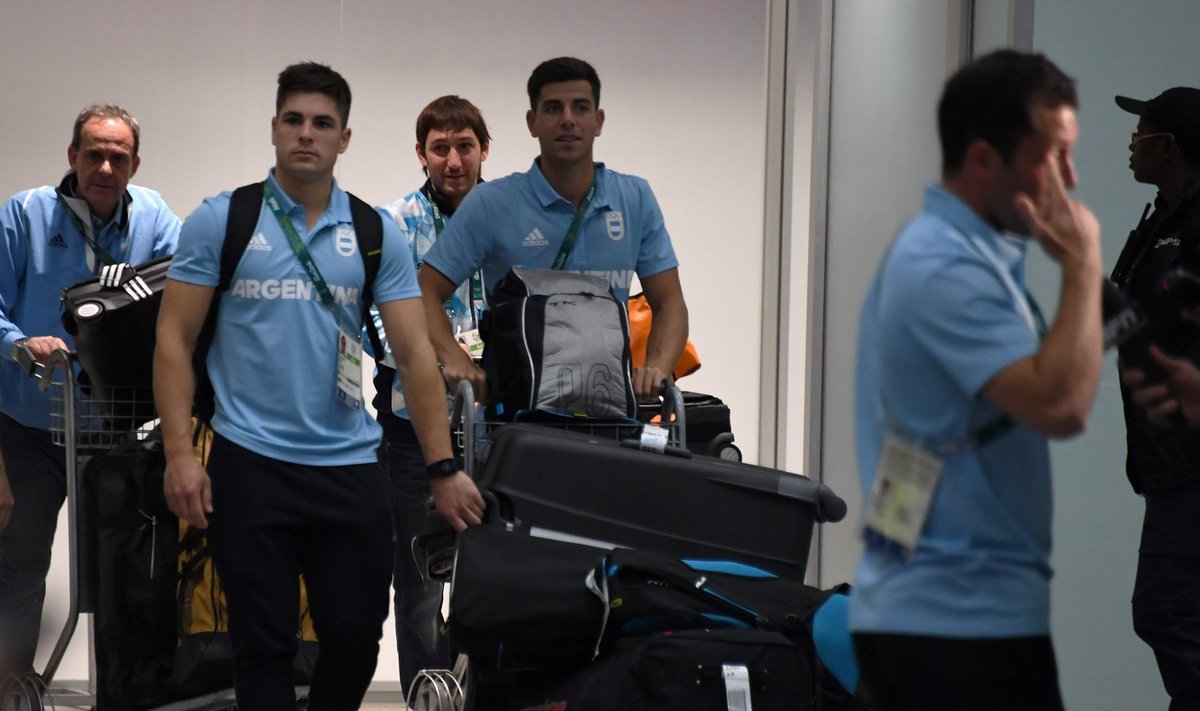 Argentina jalgpallurid lennujaamas.
