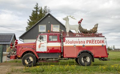 Sellise masinaga Preedik mööda Järva valda vurabki, uudistajate armaada oma autodega sabas.