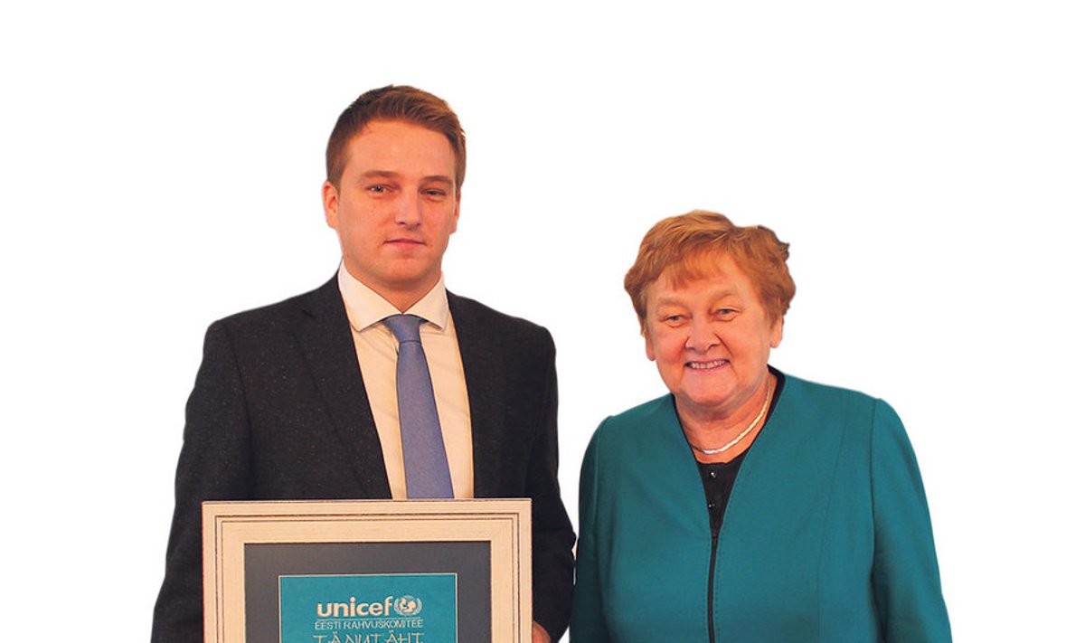 UNICEFi Sinilinnu aastapreemia laureaat Marek Lindmaa koos Riigikogu esimehe Ene Ergmaga Toompea lossi Valges saalis Sinilinnu preemiat vastu võtmas.