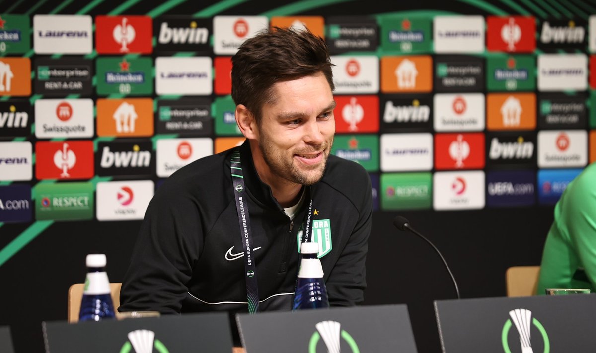 FC Flora peatreener Jürgen Henn mängueelsel pressikonverentsil.