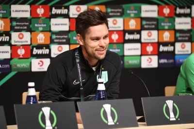 FC Flora peatreener Jürgen Henn mängueelsel pressikonverentsil.