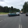 Kaks ja pool autot: Mustamäel Mäepealse tänaval põrkasid kokku kaks sõiduautot ning pukseeritav