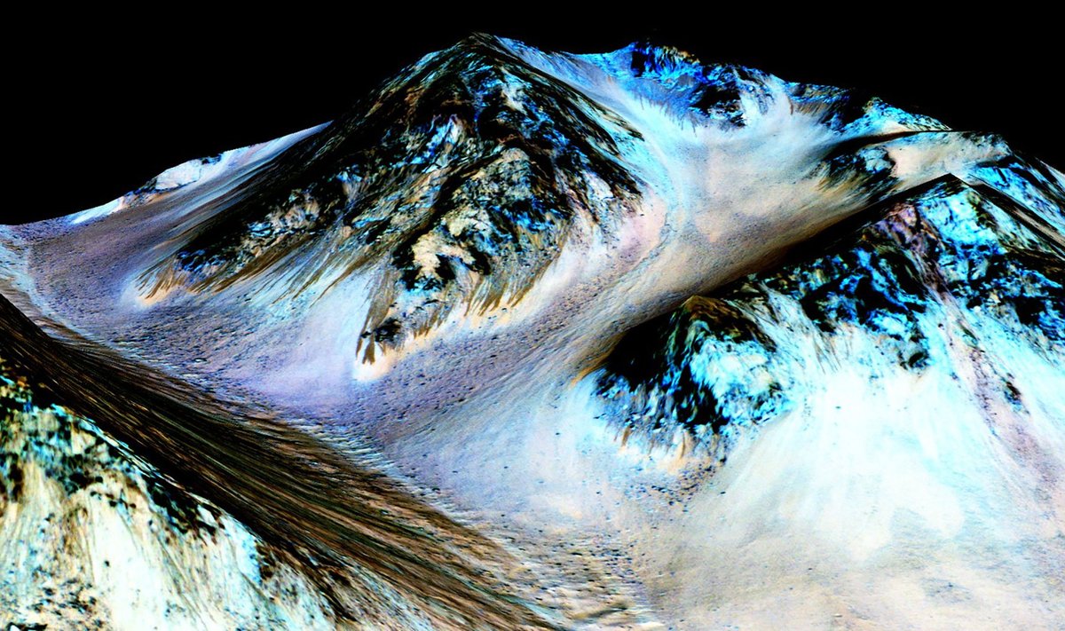 Nõlvad Marsil, kus on avastatud hüdraatsooli kuni sadu kilomeetreid pikki vooge (mustad kohad pildil). See peaks kinnitama hiljutist voolava veega kokkupuudet.