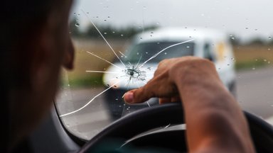 Самые частые повреждения у автомобилей весной — сколы на стеклах