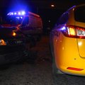 ФОТО DELFI: Попавшему в аварию таксисту потребовалось лечение в больнице