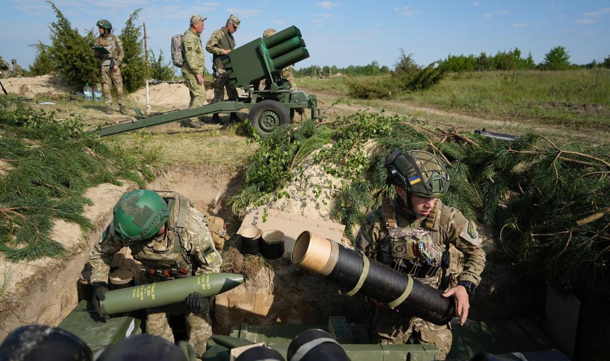 Ukraina sõjaväelased harjutamas Horvaatialt saadud raketiheitjate RAK 12 kasutamist.