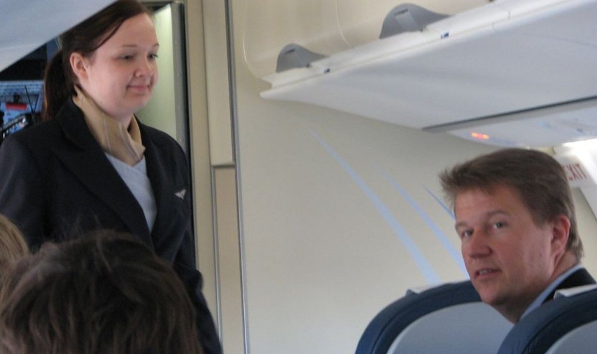 Finncomm Airlinesi tegevjuht Juhani Pakari koos ajakirjanikega täna õhusõidul.