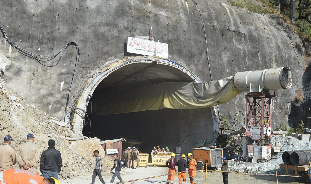 Спасатели пытаются проложить через завалы обрушившегося тоннеля металлическую трубу, через которую должны будут протиснуться рабочие
