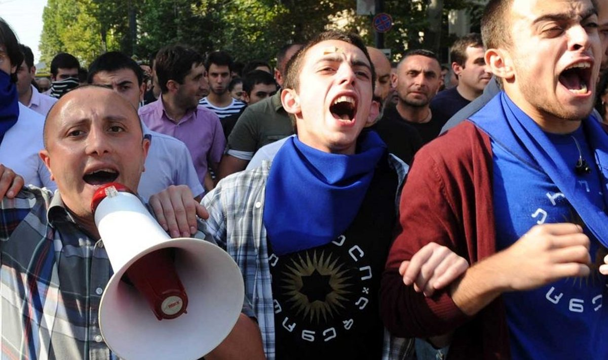 Lõpetage jõhkrus: Inimesed protestivad ühel Thbilisi peatänaval piinamiste vastu Gruusia vanglates.