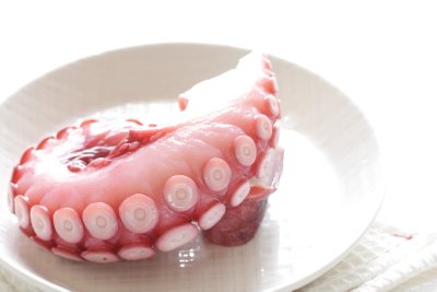 Kaheksajala liha on väga populaarne näiteks Jaapanis - kus väiksemaid kaheksajalgu süüakse ka toorelt, samuti lõigatakse elusalt kaheksajalalt kombits, mis enne söömist maitsestatakse sojaga.