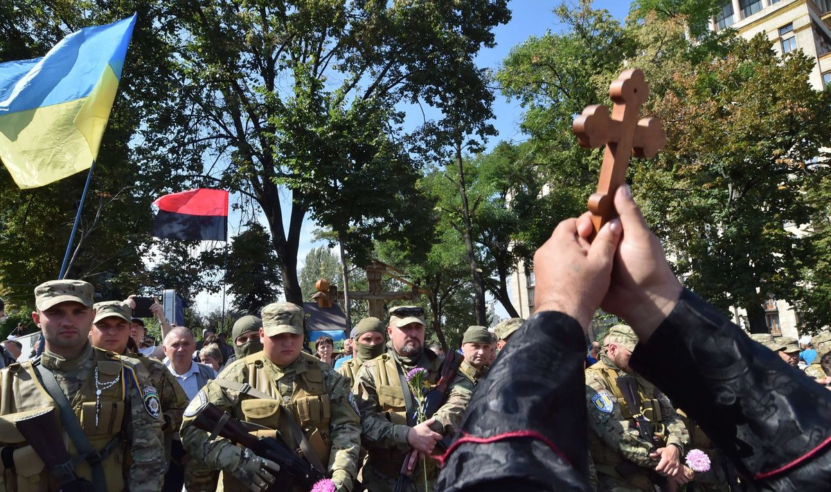 Relvajõud ja jumala arm. Preester õnnistab 2014. aasta sõjasuvel Ukraina vabatahtlikke.