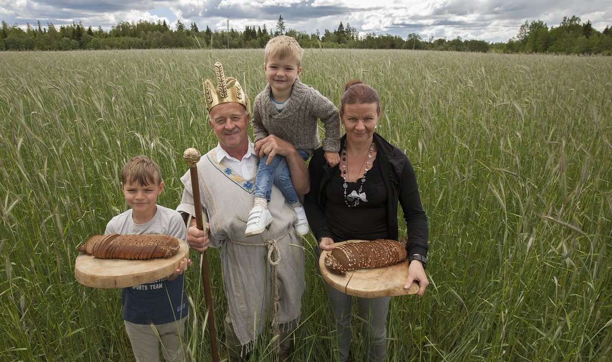 "Hoiame elus rukkikultuuri ja äratame lastes huvi ning austust leivavilja vastu," teatab rukkikuningas Hans Kruusamägi. Pildil koos abikaasa Marise ja poegade Pärt Pärteli ning Albertiga.