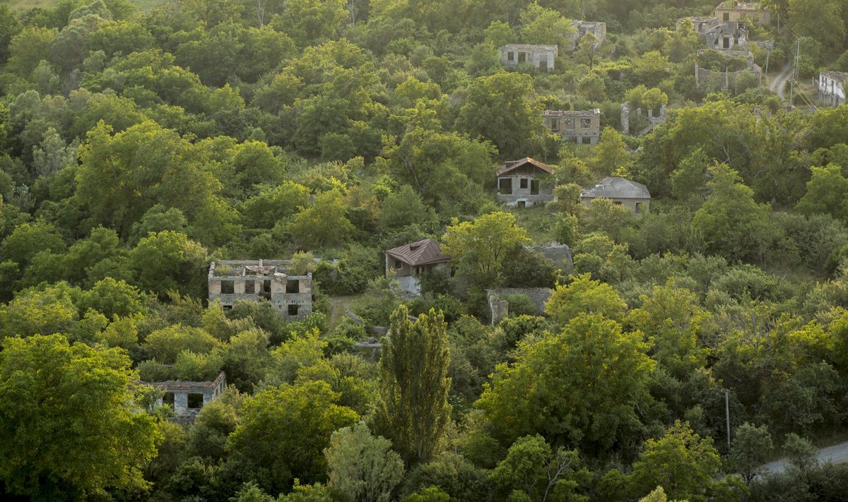 NAD EI TULE TAGASI: 90ndateni oli Lõuna-Osseetia üks piirkonna jõukamaid kante. Lisaks põhitööle oli peaaegu iga pere tegev impordi-ekspordiäris: grusiinidelt osteti kokku puuvilju, mis mägedes ei kasvanud, ning müüdi need Põhja-Osseetias Vladikavkazi turul maha. Nüüd on inimesed linnade kaupa lahkunud paremat elu otsima.
