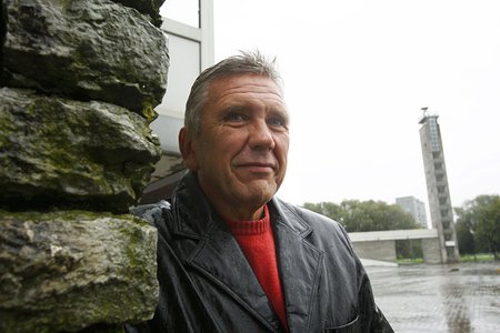 Murtud südamega mees: Enno Selirand Tallinna Lauluväljakul.