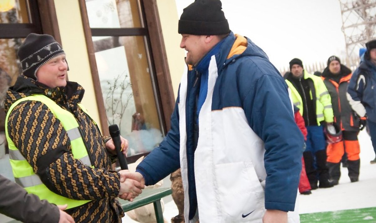 Kajar Lember õnnitleb Hõbekala 2011 loosiga auto võitjad