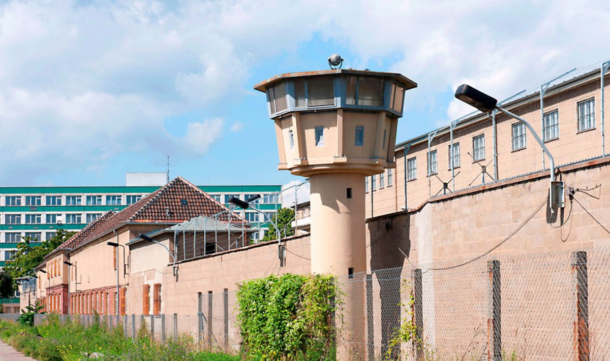 Täiesti salajane: Endine Stasi vangla Berliini äärelinnas; otse värava taga algab idülliline eramurajoon, mille vahele on pikitud ka mõned paneelmajad. Berliinlased ei teadnud kuni 1989. aastani, et müüri taga on vangla, nad pidasid seda sõjaväeosaks.