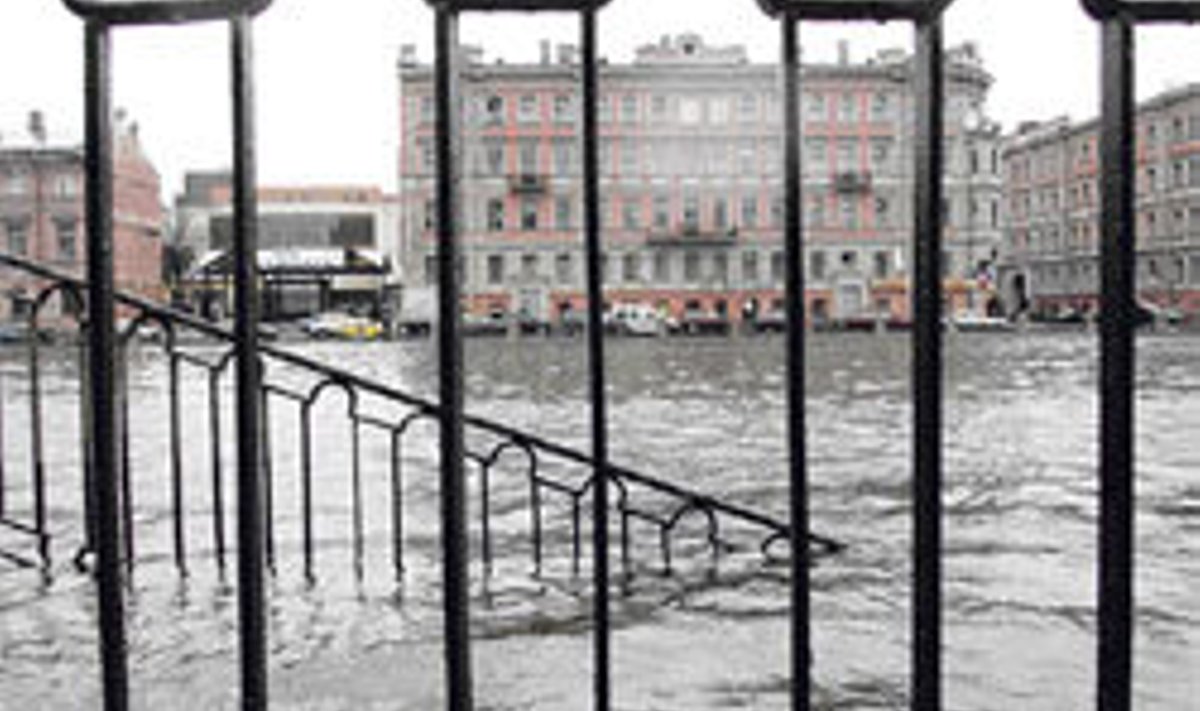 Peterburis tõusis Neeva jõe veetase 239 sentimeetrit normaalsest kõrgemale, ujutades üle kesklinna tänavad.