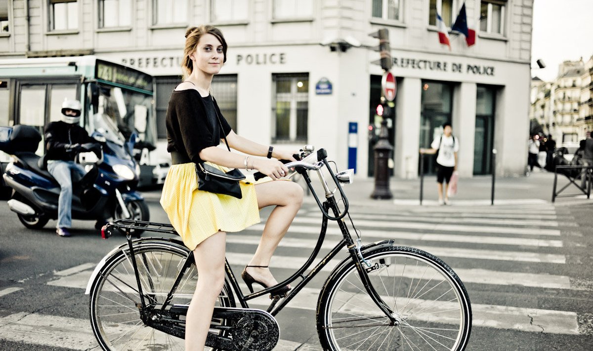 Pariisis kohtuvad elegants ja jalgrattad.