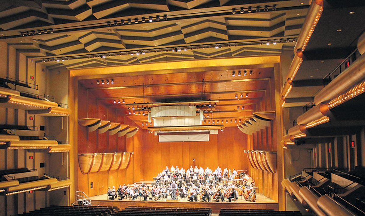 ERSO, filharmoonia koor ja Neeme Järvi teevad Lincoln Centeri Avery Fisher Halli laval proovi.
